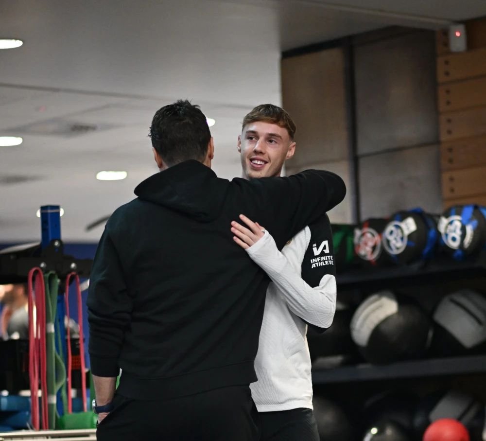 At the return to training, Mauricio Pochettino personally congratulates one Chelsea player.