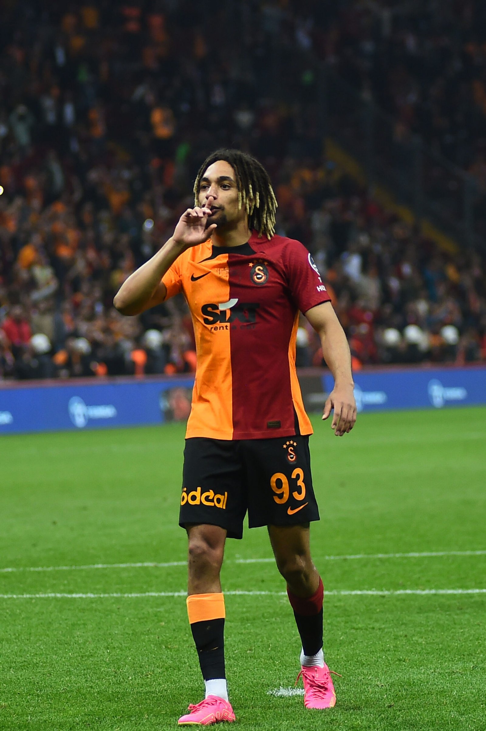 Sacha Boey declines a contract offer from Galatasaray, while Manchester United holds a close watch.